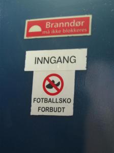 Nicht mit Fußballschuhen auf die Toilette